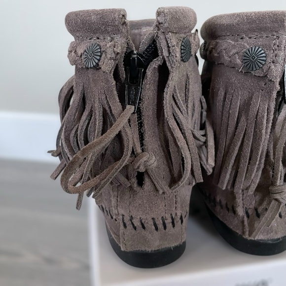 NEW Minnetonka Gray Suede Fringe Flat Boho Hippie Booties - Size 6 - Picture 6 of 16